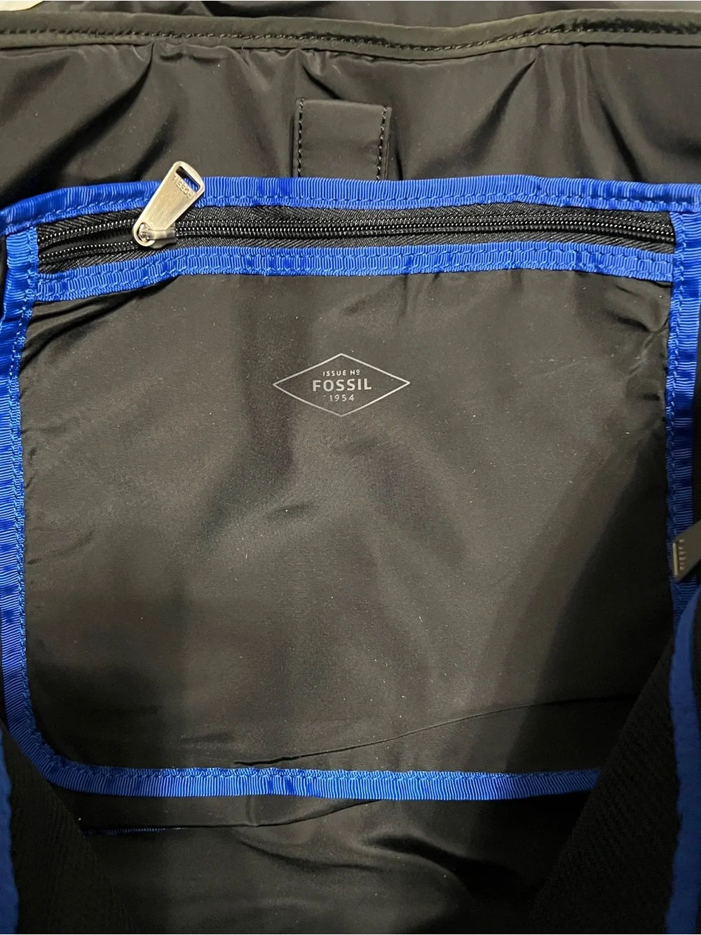Fossil Black Nylon Messenger Bag with Contrast Stitching